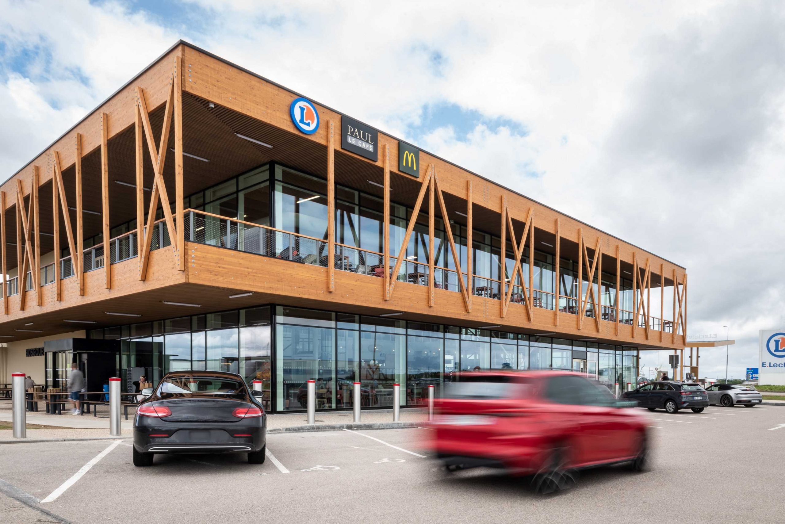 Areas et E.Leclerc Autoroutes annoncent la réouverture de trois aires d’autoroute emblématiques entièrement repensées.