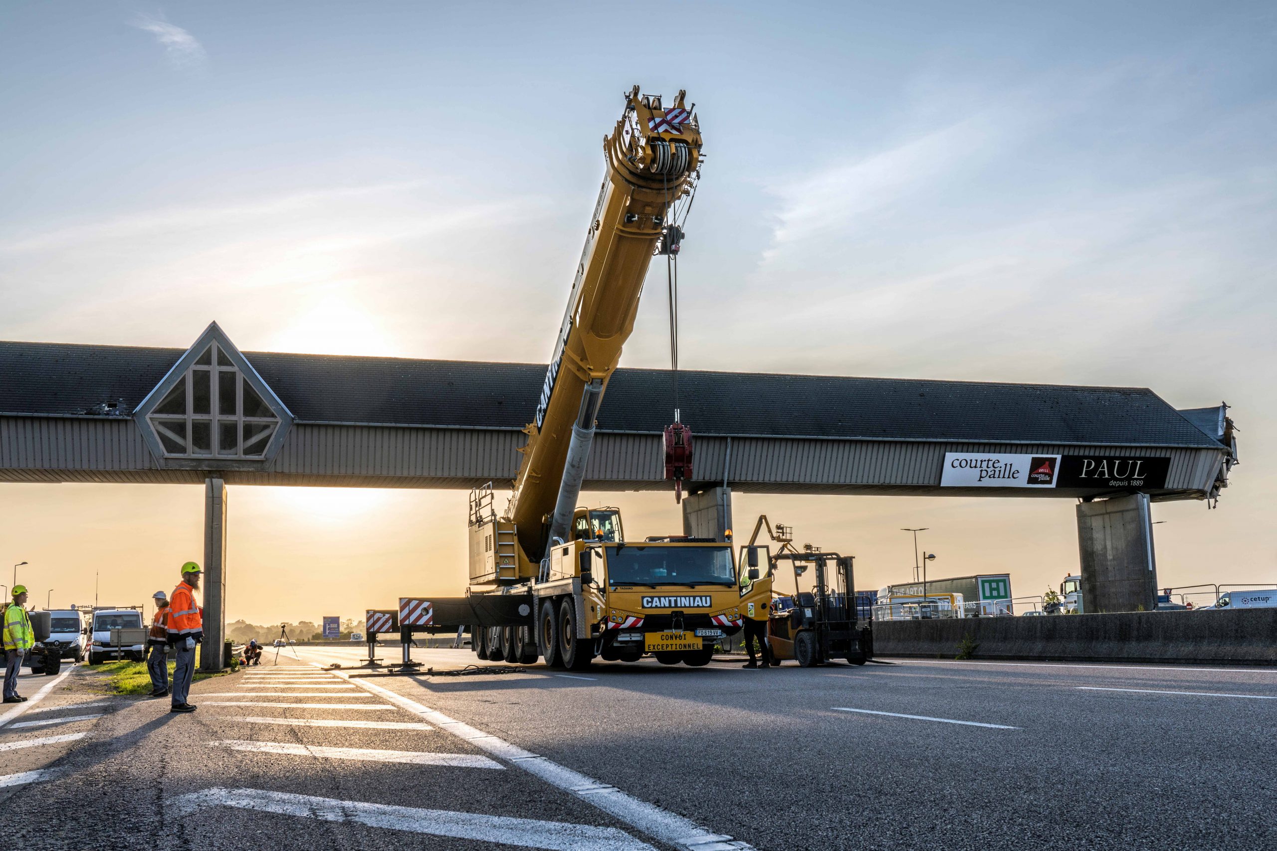 Modernisation de l’aire de Bosgouët sur l’a13 : démolition de la passerelle entre les aires Nord et Sud.